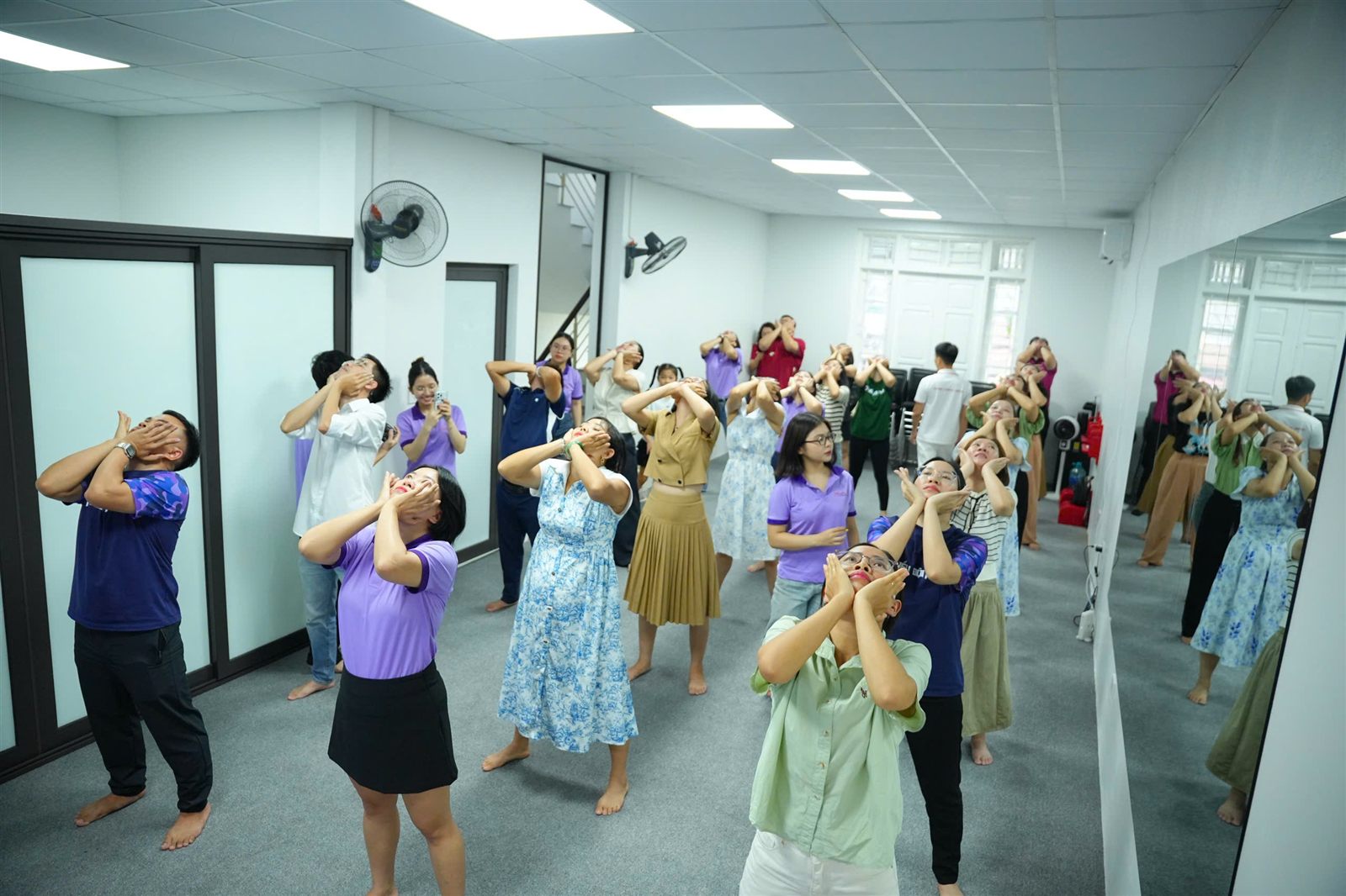 Ngày hội của lớp Vận Động Mỗi Ngày tại phòng tập, đông người cùng đứng vận động